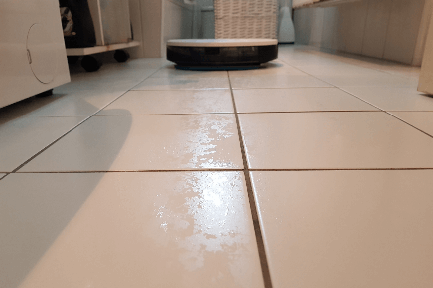 Yeedi Vac Max Saug-Wisch-Roboter wischt einen Fliesenboden im Bad